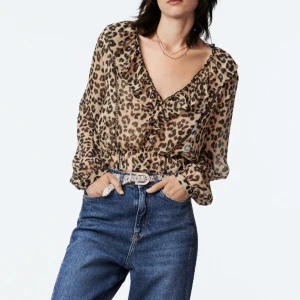 blus med volanger i leopard - aldrig använd, känner helt enkelt bara att den passar min hudton. nypris 349.