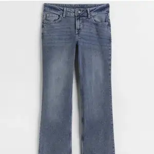 Säljer dessa h&m jeans i strl 38, men passar även mig som har 34&36 superbra🤍använda ca 2 gånger och i superskick! De är lågmidjade & bootcut🥰