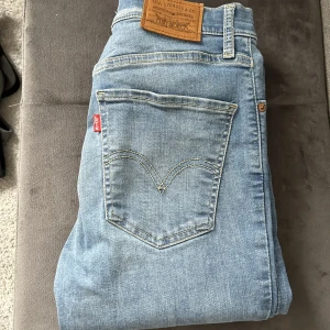 Jeans  - Säljer ett par ljus blåa jeans från Levi’s, har köpt dem tidigare från Plick men från min sida är dom bara använd få gånger. Säljer då för att dom aldrig kommer till användning 