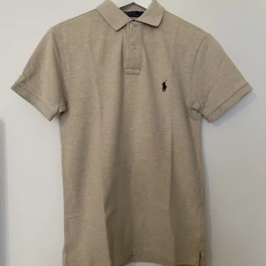 Polo Ralph Laurent Beige Piké  - Polo Ralph Laurent beige piké   Storlek herr S slim fit  Använd fåtal gånger så i toppen skick 
