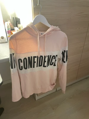 Rosa hoodie  - Rosa luvtröja med tryck