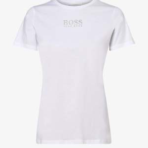 Oanvänd t-shirt med strass från Hugo Boss. Inköpspris 659:- Mitt pris 500:- plus frakt