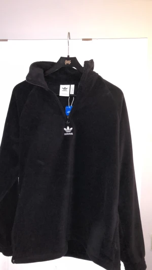 Adidas half Zip - Säljer min Adidas half Zip fleece till väldigt bra pris då den inte passar. Jag har aldrig använt den lappen finns kvar. Priset är inte hugget i Sten. Nypris 750kr