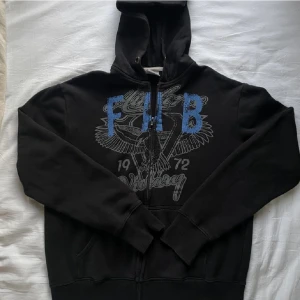 Zipup med tryck - Inga defekter, använd fåtal gånger. Säljs pga att jag är i behov av pengar. Kom gärna med egna bud.