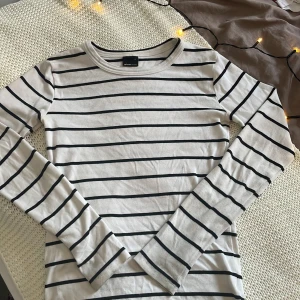 Fin randig tröja - En väldigt fin tröja som är formad efter kroppen, såg nu att det var en liten fläck (kolla andra bilden). Men det är ingenting man tänker på och det går säkert att få bort lätt. Tröjan är i storlek S