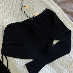 Fin tröja - En väldigt fin tröja som jag verkligen älskar, men jag använder den inte så mycket eftersom den är väldigt kort/croppad. Och jag känner mig obekväm i sådana tröjor, men de passar perfekt till dig som gillar crop tops!