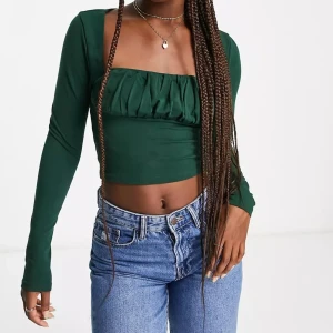Grön långärmad topp - Aldrig använd topp från Asos design. Inköpt för 329, men var tyvärr för liten och kan inte lämna tillbaka den. Storlek EU 40.