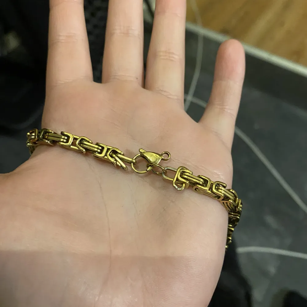 Guld halsband dopad i guld  Knappt använd  Kan tänka mig att sänka priset . Accessoarer.