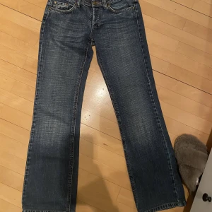 Lågmidjade jeans  - Skitsnygga jeans från Just Cavalli som tyvärr är för korta på mig som är 177, tror de hade passat på någon runt 165-170! De är lågmidjade och utsvängda. Storlek 29 men skulle säga att de är som en 36!