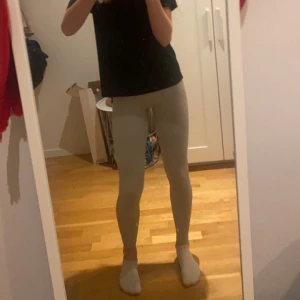 Amin träningsbyxor  - Träningsbyxor från amin som är nästintill oanvända då jag inte känner mig bekväm i tights, inga defekter, nypris 599 mitt pris 100