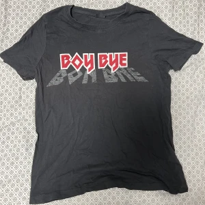 Cool tshirt  - En tshirt med trycket boy bye från Ginatricot. Skriv för fler bilder, frakten ingår❤️