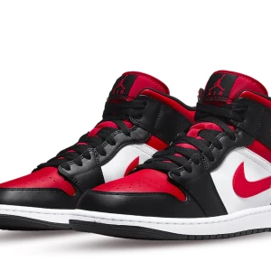 Jordan 39 - Hej! Jag säljer mina fina Jordans i färgen fire red för att de är för stora och jag behöver pengarna😊 köpte de i Orlando för några månader sedan och har endast använt de 3 gånger💗 kontakta om ni har frågor eller vill ha bilder 