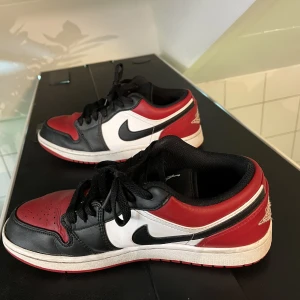 Jordan 1 low Bred toe - 7/10 skick, säljer pga att jag växte ut dom. Ny pris-1400kr pris kan diskuteras 