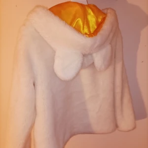 Fluffig jacka med öron - Pälsig jacka (ej äkta) med öron och knäppare