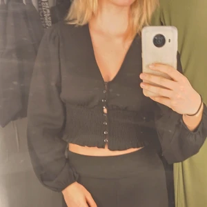 Blus - Svart blus från Monki. Den är i storlek M. Knappt använd. Lite puffiga ärmar 