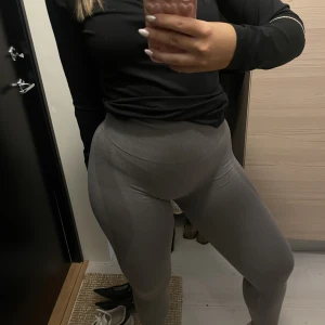 Träningstights  - Träningstights i storlek 36/38, otroligt stretchiga och sköna. Aldrig använda i princip. Köpte står för frakt❤️