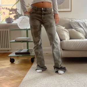 Low waist jens - Säljer dessa as snygga low waisted jens 💘💘💘💘💘 Midjemått: 35 cm Innerbenslängd: 82 cm 