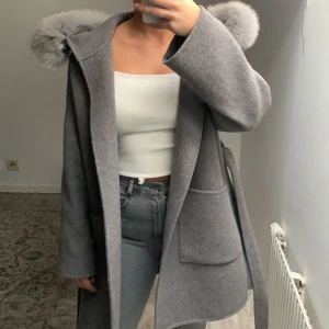 Päls kappa  - Säljer denna fina päls kappa som har påsydd päls pga knapparna på gått av. Halva pälsen är avklippt men det är ej något som syns. Därför säljs kappan till ett billigare pris. För fler bilder på pälsen skriv gärna 😊