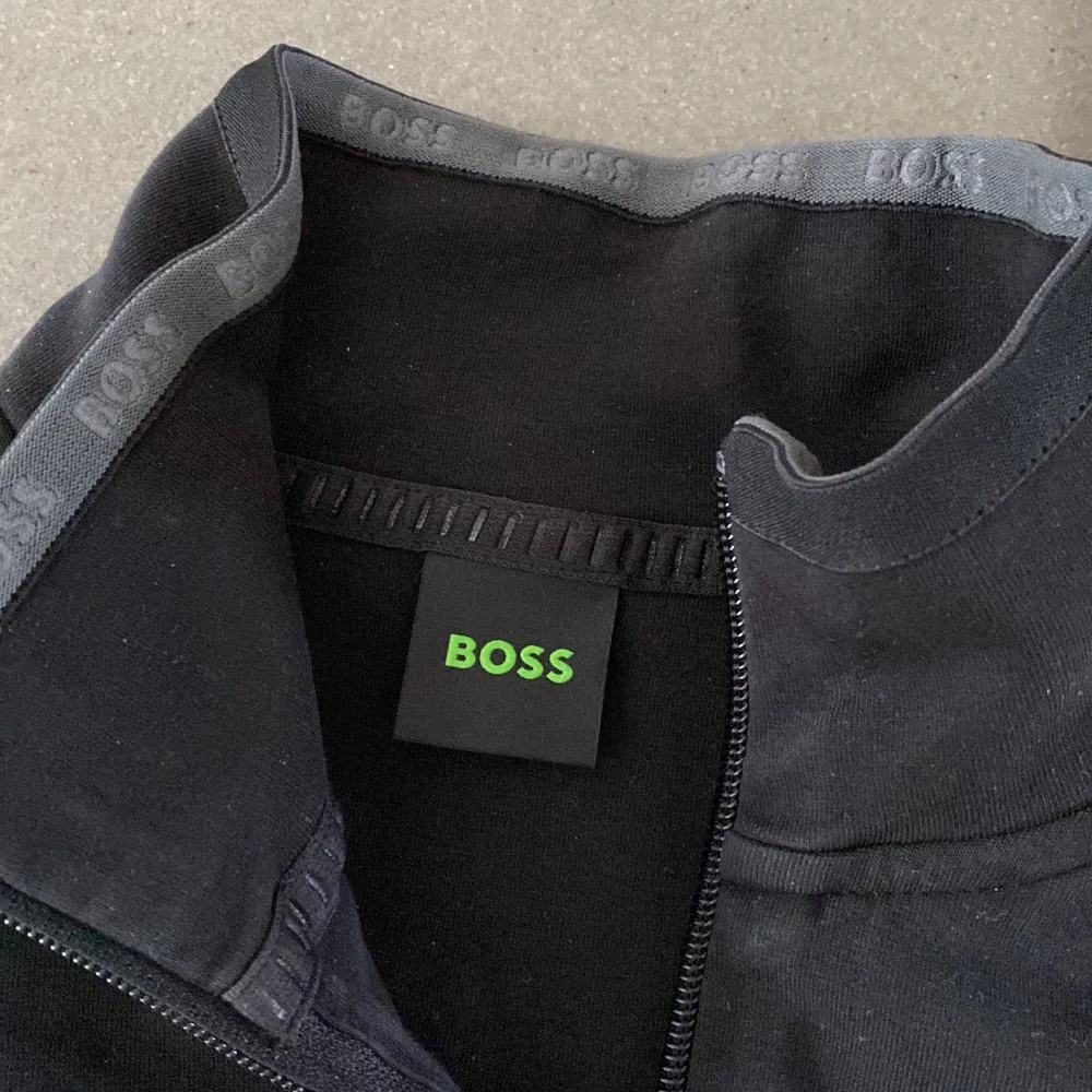 Jag säljer min Hugo boss tröja pga att jag ej har någon användning av den.  Den är XS men passar som S. Ny pris 2000kr. Hoodies.