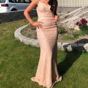 Balklänning  - Säljer min fina balklänning som jag endast använt i några timmar. Köpt för 2500kr säljer för 1200, pris kan diskuteras vid snabb affär.