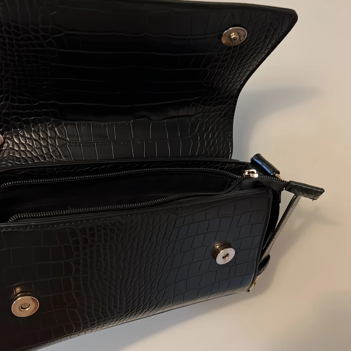 Svart handväska i skinninmitation  - 91