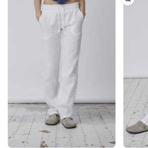 Linnebyxor  - Skit snygga låg midjade linnebyxor från Skagen Clothing, i storlek M. Aldrig använda, köpte dom för 800kr