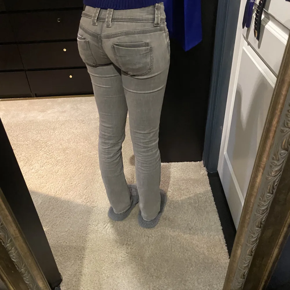 Jätte fina och populära lågmidjade Pepe Jeans. Inte mycket använda, skulle säga att jeansen funkar för 167-173cm. Jeans & Byxor.