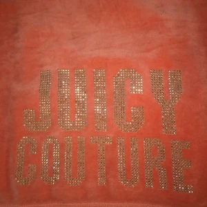 Juicy set  - Säljer dethär super fina juicy setet i corallrosa färg pga att det inte längre kommer till någon användning. Kontakta gärna vid frågor eller för fler bilder. 😊Mjukisbyxorna är i storlek s och hoodien är i storlek m. (Rekommenderar xs