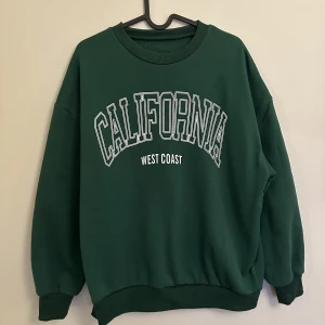 Grön Sweatshirt  - Grön sweatshirt med tryck. Aldrig använd endast provad på. 🤍
