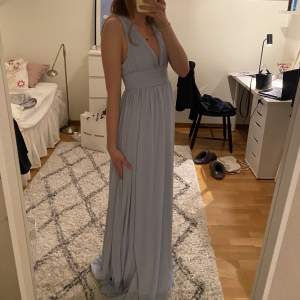 Hej! Säljer denna så fina ljusblå balklänningen. Klänningen är köpt för tre år sedan på bubbelroom och kom aldrig till användning (lapp kvar). Köpt för 1000kr💕💕💕 Sitter väldigt fint och så fin färg till vår/sommar. Kan skicka fler bilder om det önskas😊 