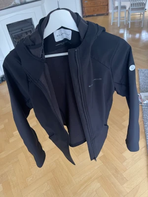 Svart jacka - Svart vårjacka från Sail Racing i storlek M. Väldigt fint skick!