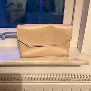 Nessesär - En bra Nessesär som rymmer det mesta. Den kommer från Qyi Si. Den har jätte bra skick, är knappt använd. Säljer den för att jag har fått en ny Nessesär. Priset kan diskuteras. Den har även några fina silver detaljer på sidorna och den stängs med en knapp.