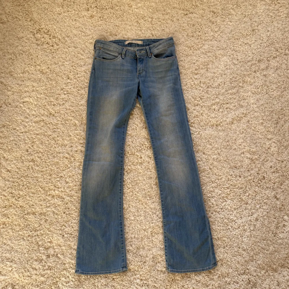 Säljer mina fina ljusblå bootcut jeans från Wrangler. Byxor är i storlek 26x32 men är små i storleken!! Skulle säga att det passa 24 eller 25 i midjan. . Jeans & Byxor.