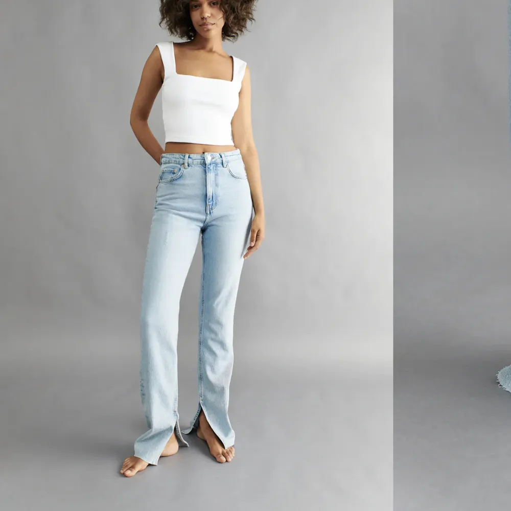 Snygga jeans från Gina tricot med slits. Ganska lös modell.  Små i storleken men ganska långa . Jeans & Byxor.