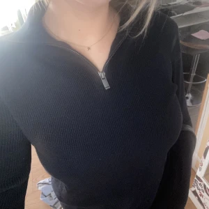 Stickad tröja med zip krage - Tröja från Massimo dutti! Aldrig använd, säljer för 250kr(köpt för 500kr)