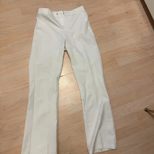 Vita kostymbyxor  - Vita kostymbyxor från bikbok i stolek 34. Dom är lite för korta för mig därför har dom aldrig kommit till användning. Jag är 170cm. Inga skador💕