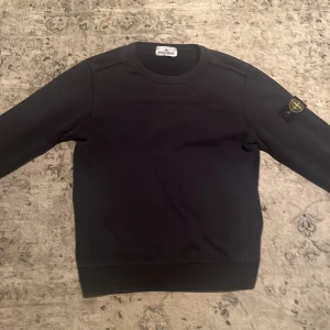 Ston island tröja  - Väldigt fin tröja har två små håll på båda armarna med syns knappt inte