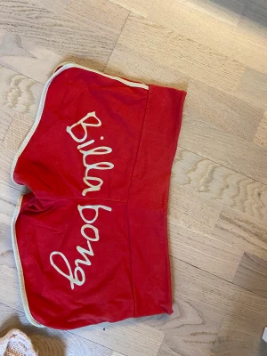 Små korta tygshorts  - Små korta tygshorts från billabong. Ganska slitna. 