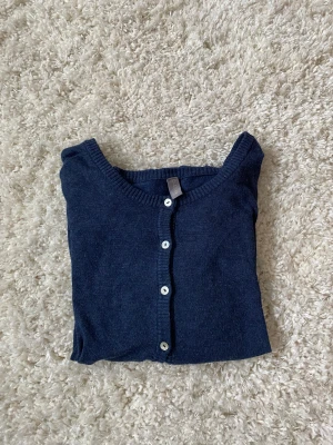 Marinblå kofta  - Supersöt kofta från culture🥰använd ett fåtal gånger men pga att det är ull så har den redan hunnit bli lite nopprig men de märks inte av när man har på sig den💞säljer pga att den inte kommer till användning. Skriv privat för mer info eller bilder💞💞💞