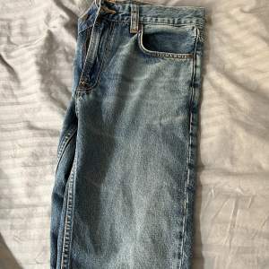 Nudie jeans av modellen Gritty Jackson. Storlek 30/32. Skick 9/10 dem är knappt använda. 