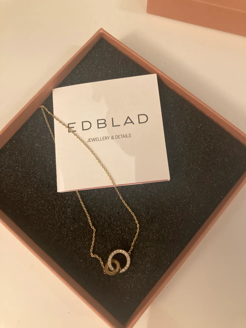 Fint halsband från edblad Eternal Orbit Necklace Gold  Hämtas i Bromma, eller skickas. Köparen står då för frakt. Accessoarer.