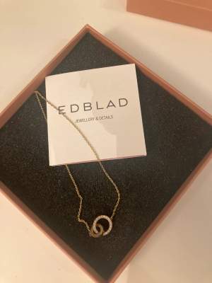 Fint halsband från edblad Eternal Orbit Necklace Gold  Hämtas i Bromma, eller skickas. Köparen står då för frakt