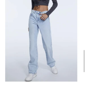 Stradivarius Jeans - Superpopulära Stradivarius mid waist jeans i ljusblå färg. Exakt dem som är på bilden. Slutsålda i månader! Storlek 36! Dem är aldrig använda utan bara provade en gång då dem var för små för mig😢