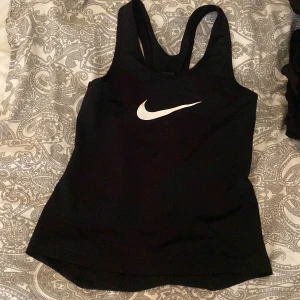träningslinne - ett svart vanligt snyggt nike tröningslinne i storlek S passar även folk med XS 