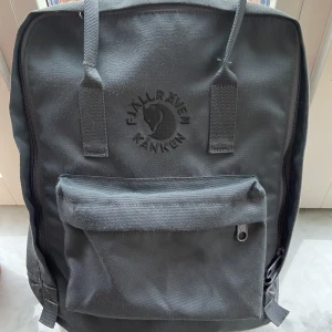 Fjällräven Kånken - Säljer min Fjällräven ryggsäck då jag inte använder den. Har använts 5 gånger. Ryggsäcken är i den stora storleken. Höjd: 38 cm Bredd: 27 cm Djup: 13 cm Volym: 16 l Vikt: 395 g Antal fickor: 4 Fickor: Invändigt fack, Utvändig öppen ficka, Ytterficka