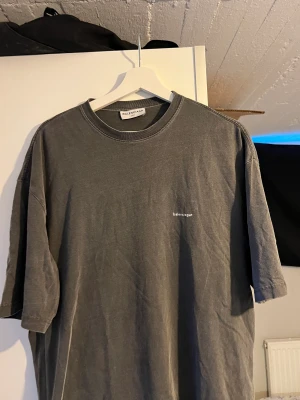 Balenciaga tshirt - Oversized tröja från Balenciaga i storlek M, superfint skick 