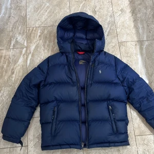 Bra jacka andvänd en vintersäsong - Väldig trendig jacka för bra pris. Inga skador då den knappt är använd. 