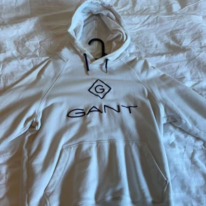 Vit Gant hoodie - Vit gant hoodie, inte använd mycket och är i storlek S.