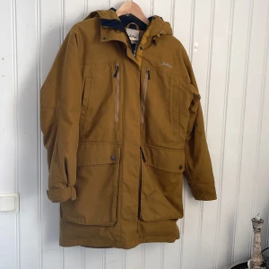 Lundhags jacka  - Lundhags jacka i bra skick, finns en mindre fläck. Ny dragkedja.  Nypris 4000kr