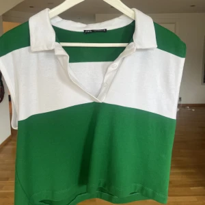 Cropped Polo Shirt - Grön vit randig croppad polo från zara, använts välldigt få gånger. Köparen står för frakt🤍